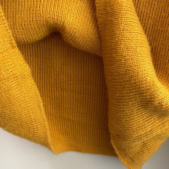 100% baby alpaca wool Peruvian sweater in goldenrod yellow - Picture 4 of 11